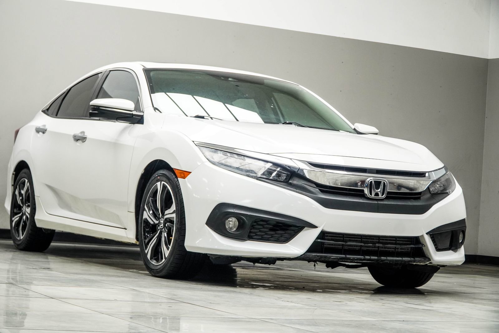 Used 2018 Honda Civic Touring image 4