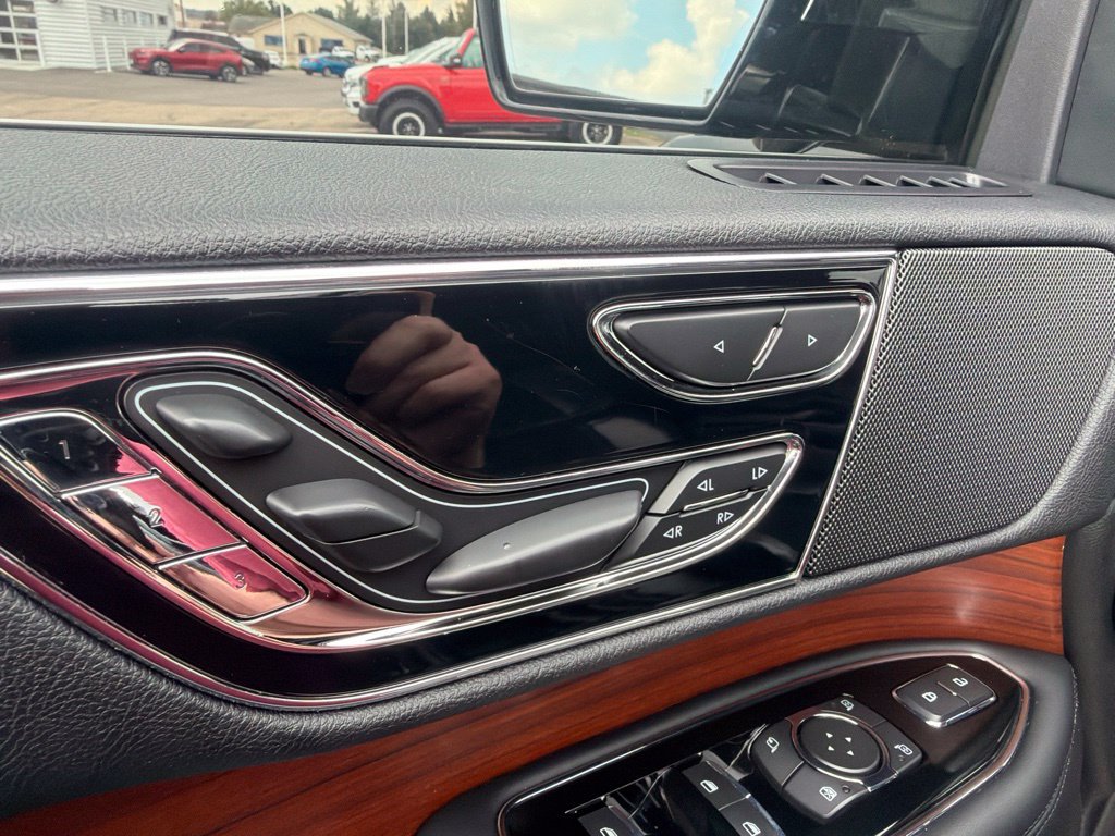 Used 2021 Lincoln Navigator Reserve AWD/4WD image 12