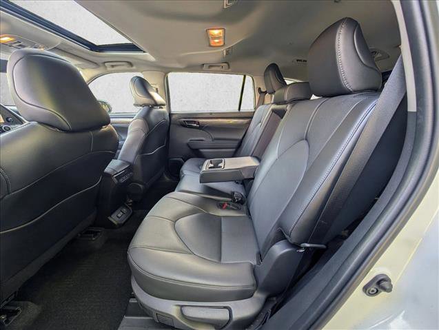 Used 2024 Toyota Highlander Limited AWD/4WD image 19