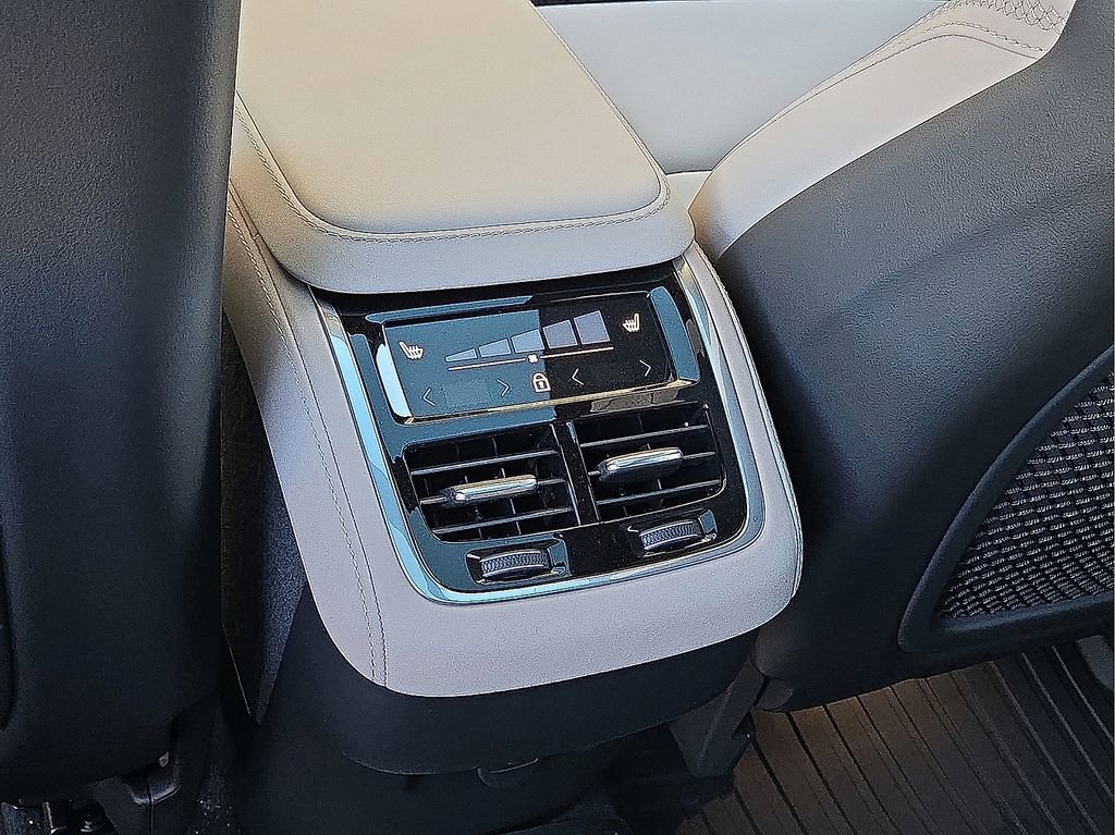 New 2026 Volvo XC90 B6 Plus w/ Protection Package Premier AWD/4WD image 16