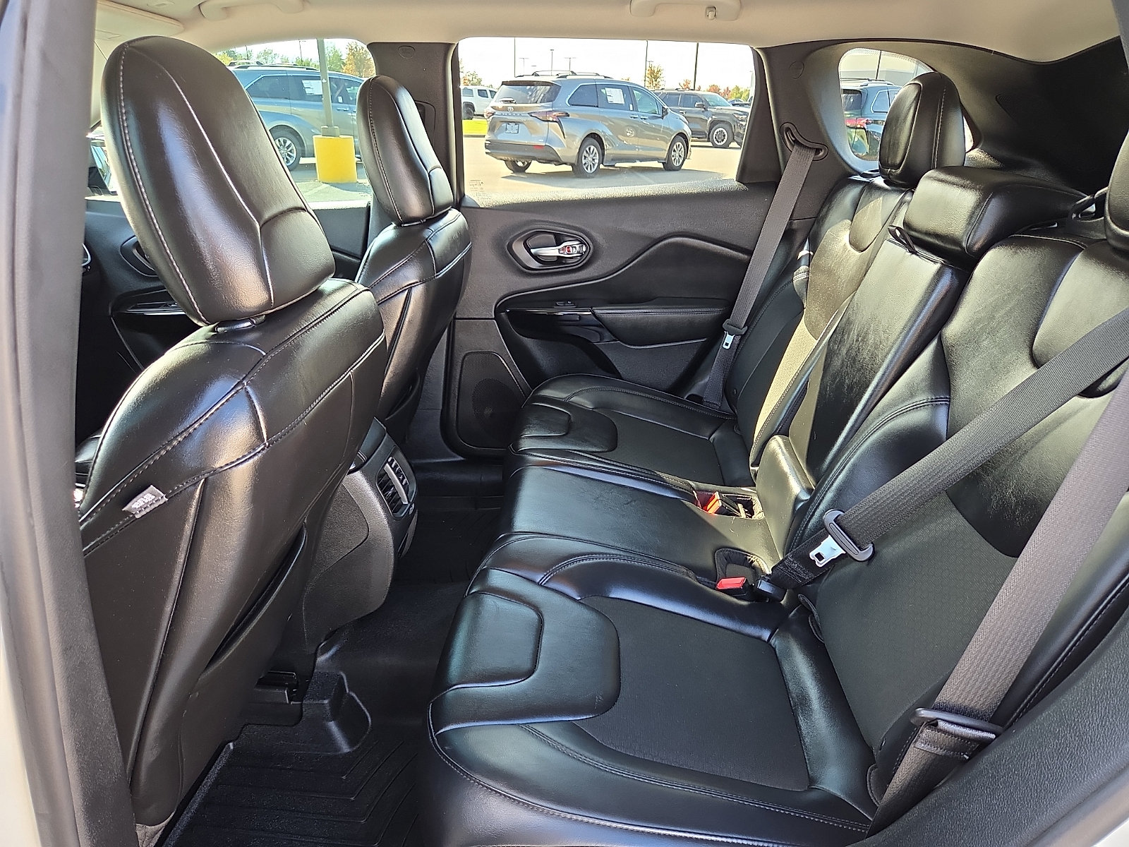 Used 2019 Jeep Cherokee Latitude Plus FWD image 10