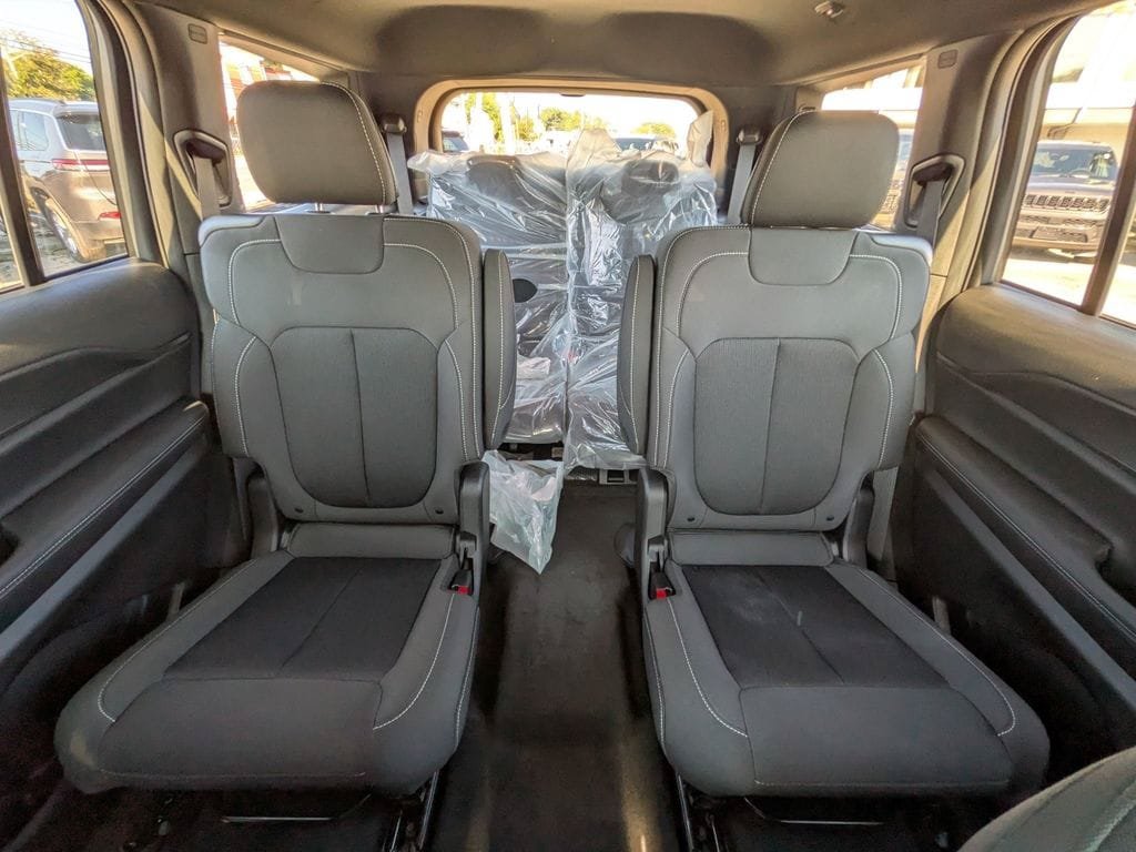 New 2026 Jeep Grand Cherokee L Laredo w/ MOPAR Finishing Package AWD/4WD image 15