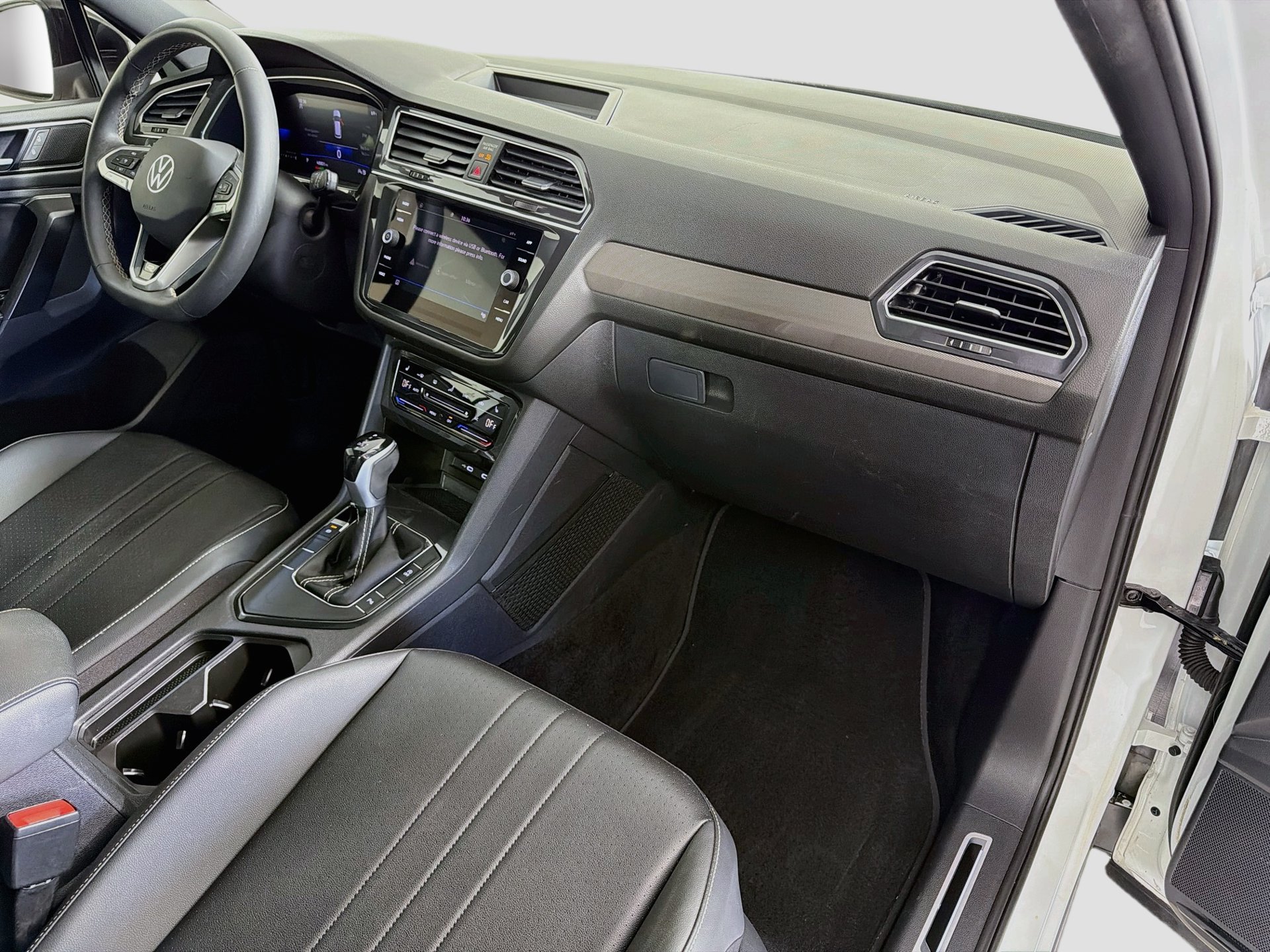 Certified 2023 Volkswagen Tiguan SE R-Line FWD image 28