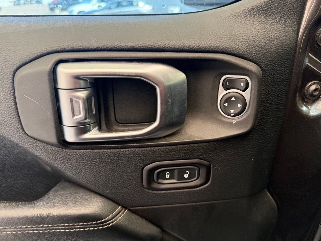 Used 2018 Jeep Wrangler Unlimited Sahara AWD/4WD image 14
