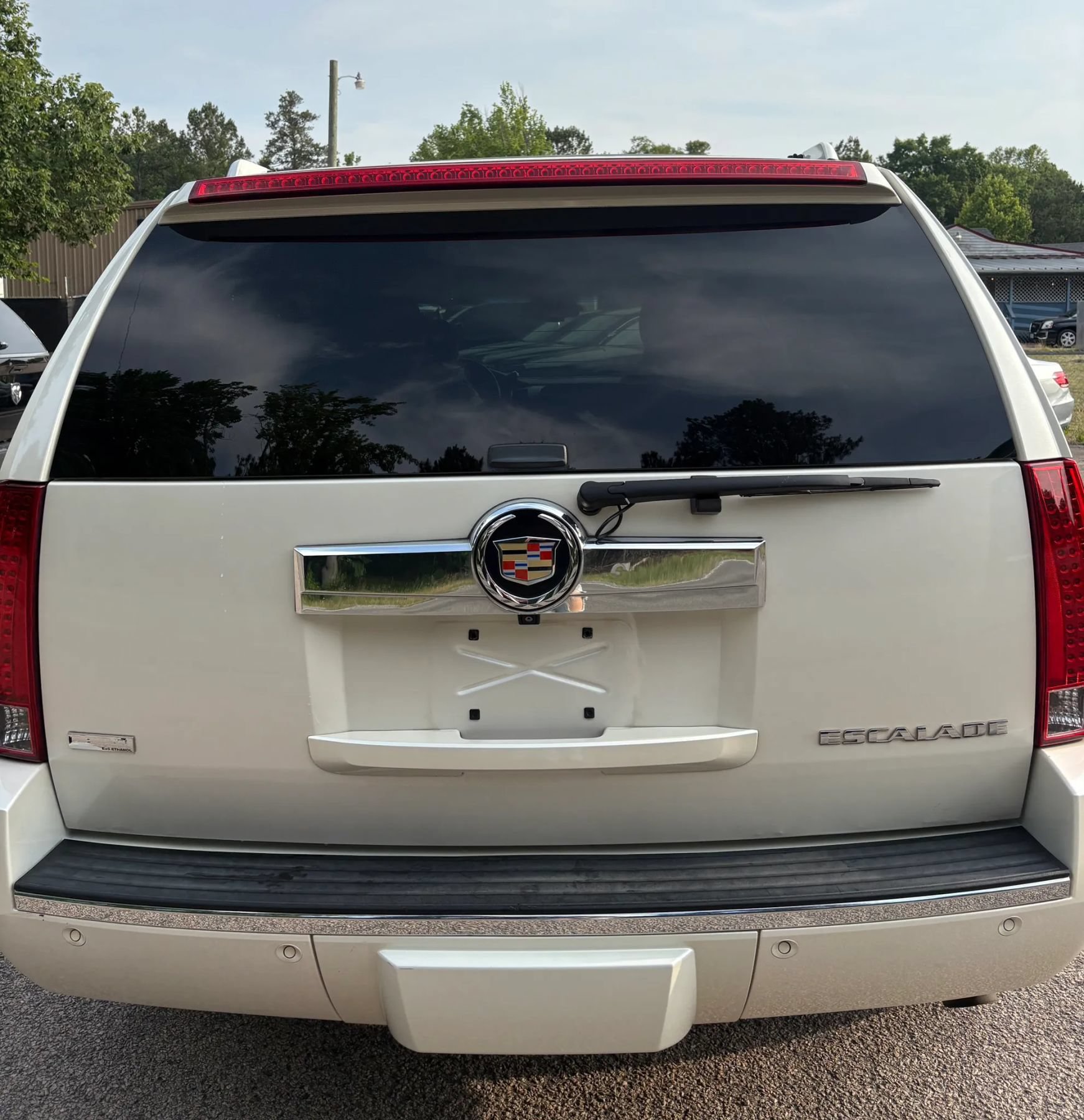 Used 2011 Cadillac Escalade Premium AWD/4WD image 5