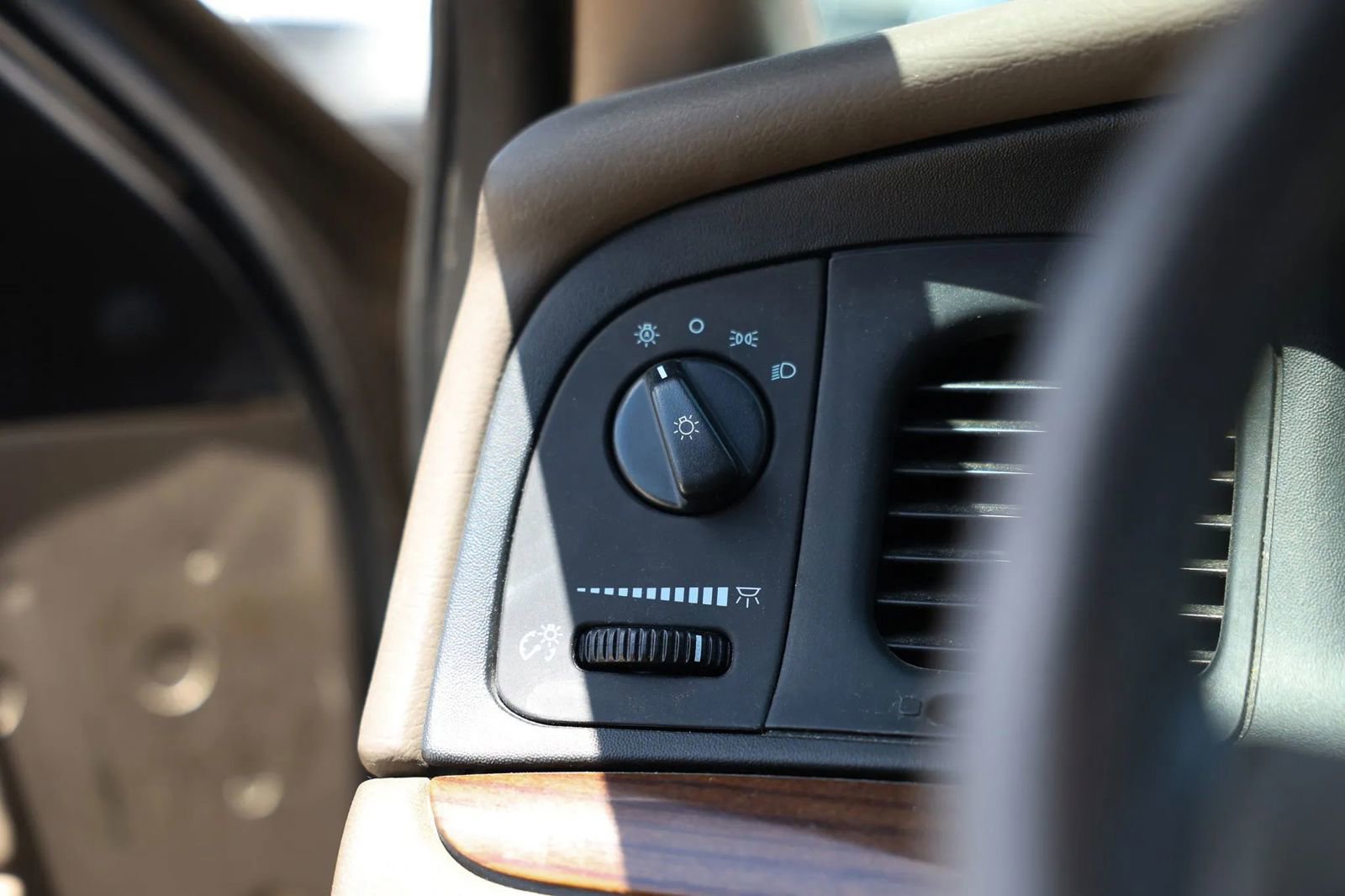 Used 2004 Ford Crown Victoria LX RWD image 34