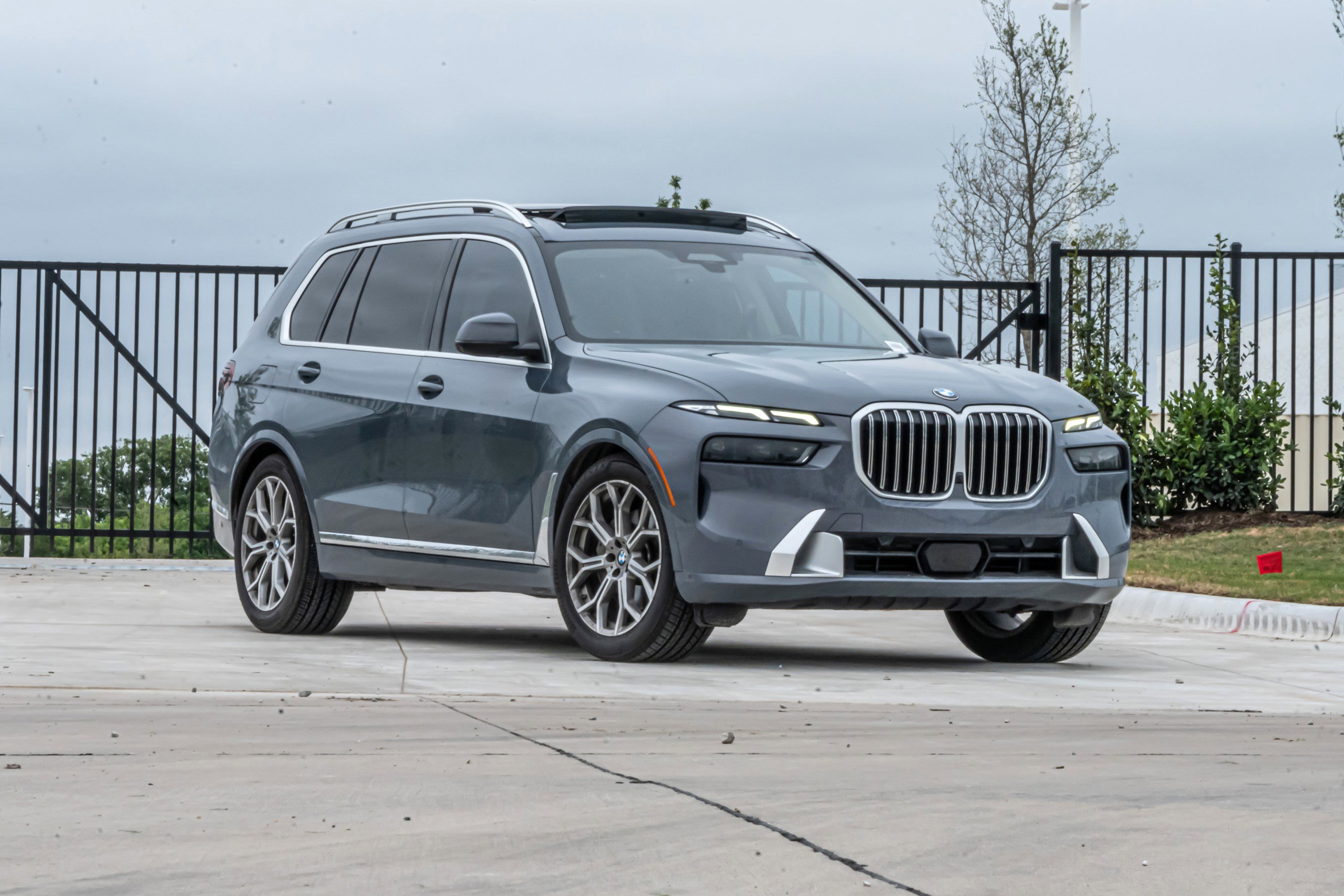 Used 2023 BMW X7 xDrive40i w/ Executive Package AWD/4WD image 2