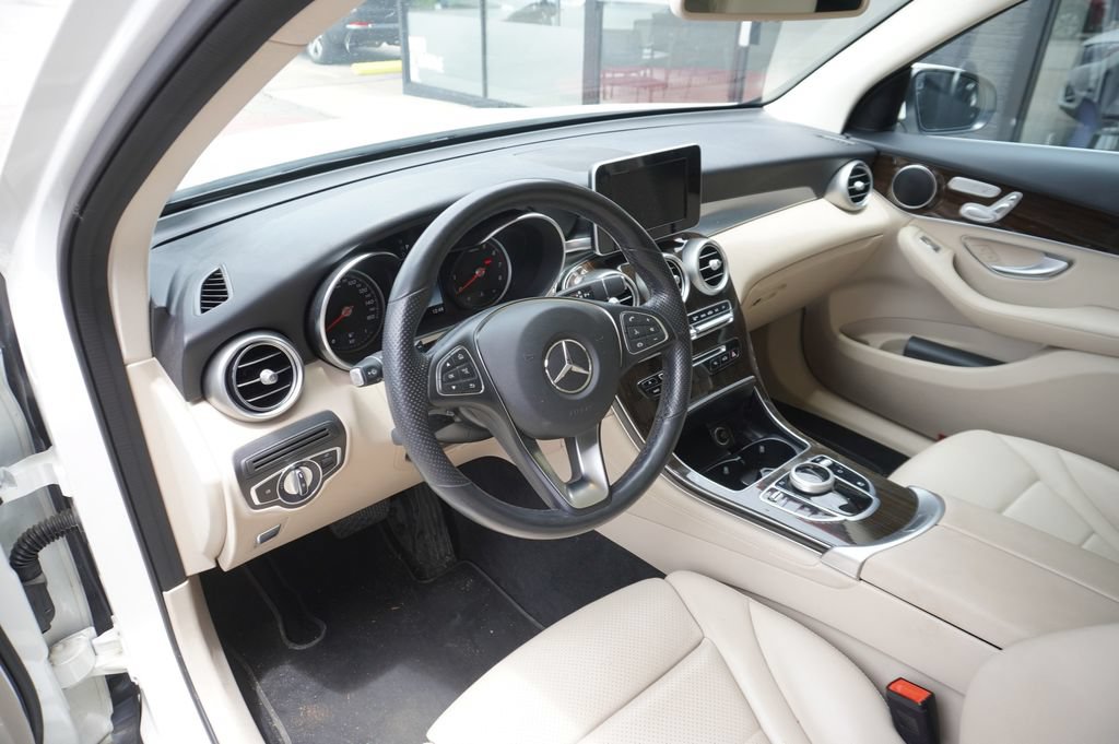 Used 2019 Mercedes-Benz GLC 300 4MATIC image 3