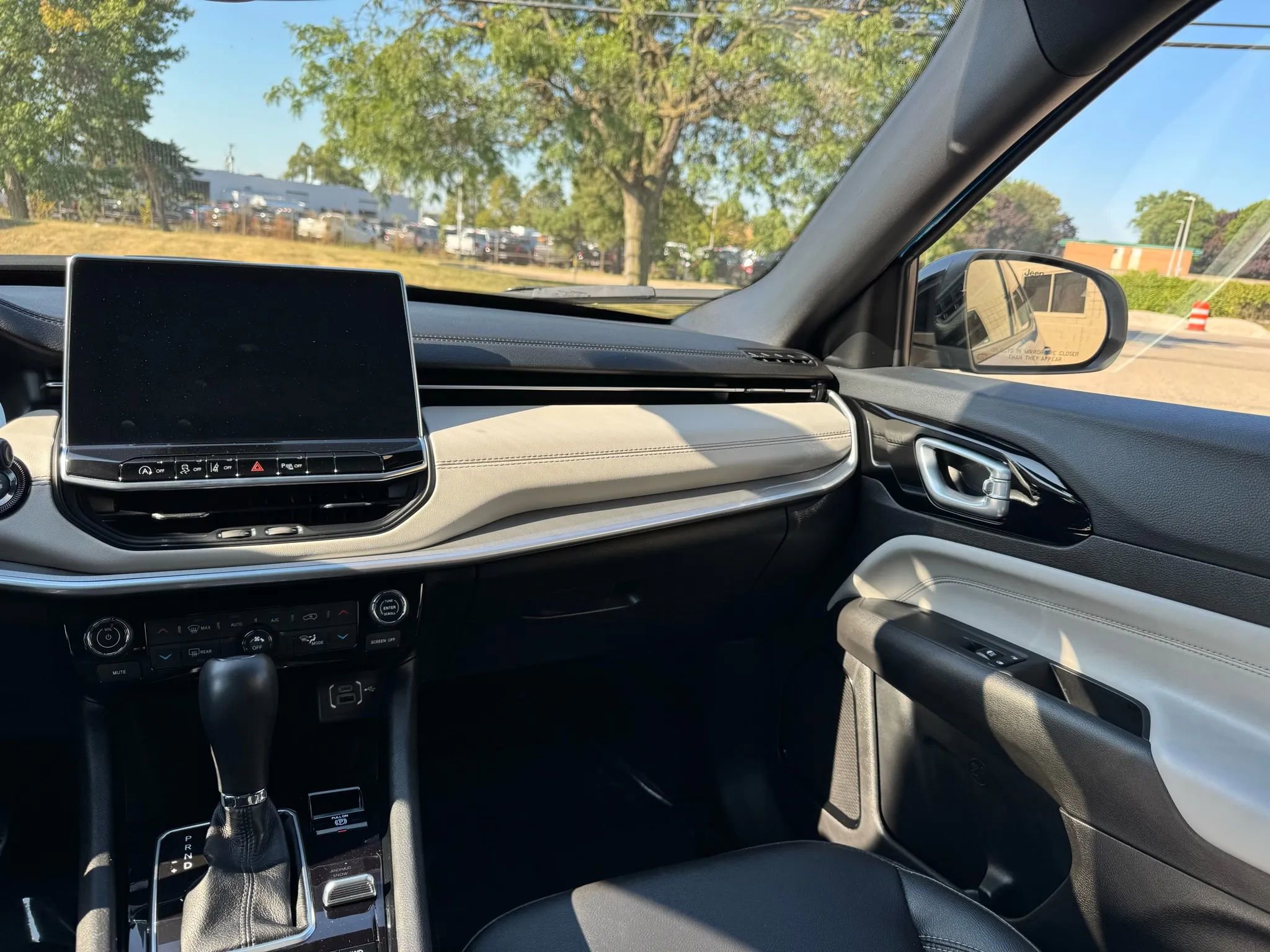 Used 2025 Jeep Compass Limited image 17