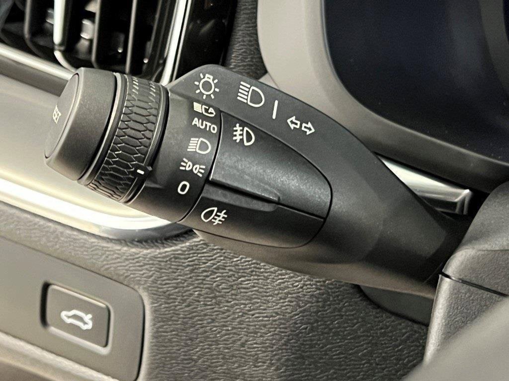 Used 2022 Volvo XC60 B5 Momentum image 36