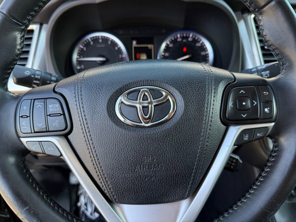 Used 2017 Toyota Highlander XLE w/ Carpet Mat Package image 21