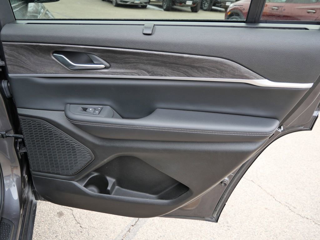 Used 2024 Jeep Grand Cherokee L Limited w/ Luxury Tech Group II image 17