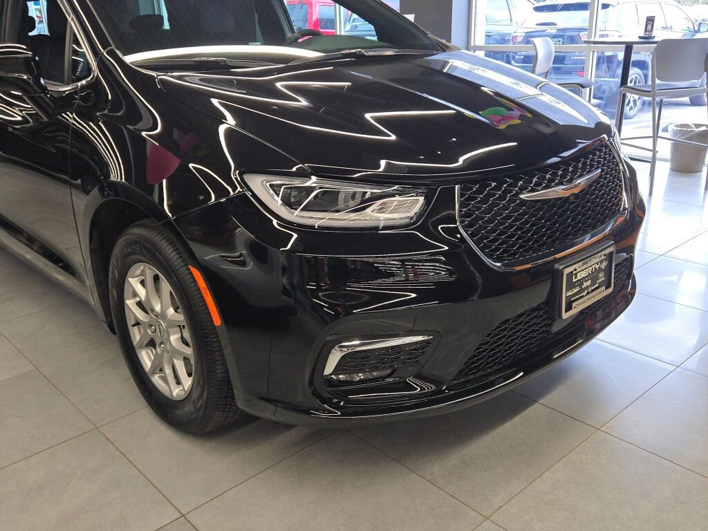 New 2025 Chrysler Pacifica Select FWD image 3