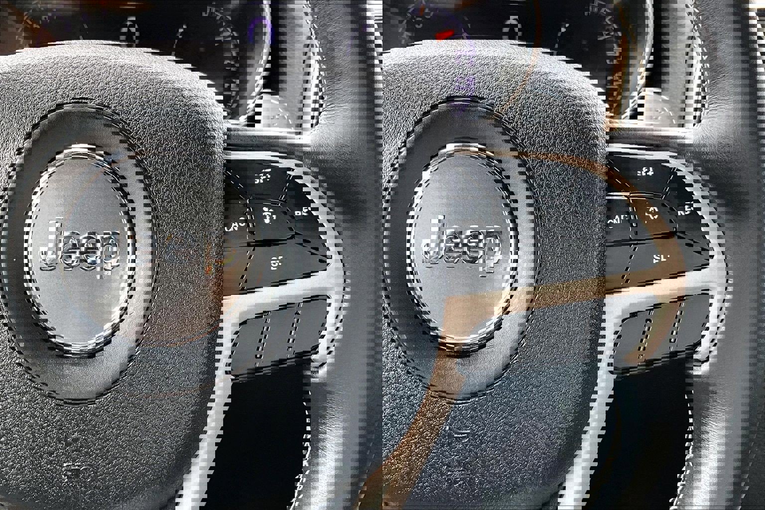 Used 2017 Jeep Grand Cherokee Limited image 19