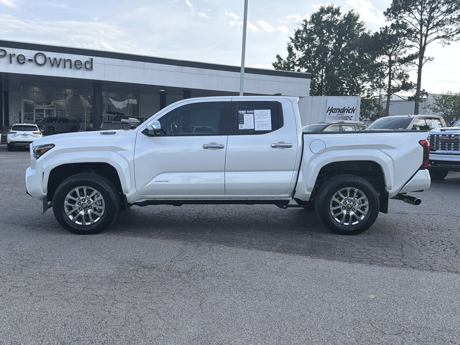 Used 2025 Toyota Tacoma Limited AWD/4WD image 9