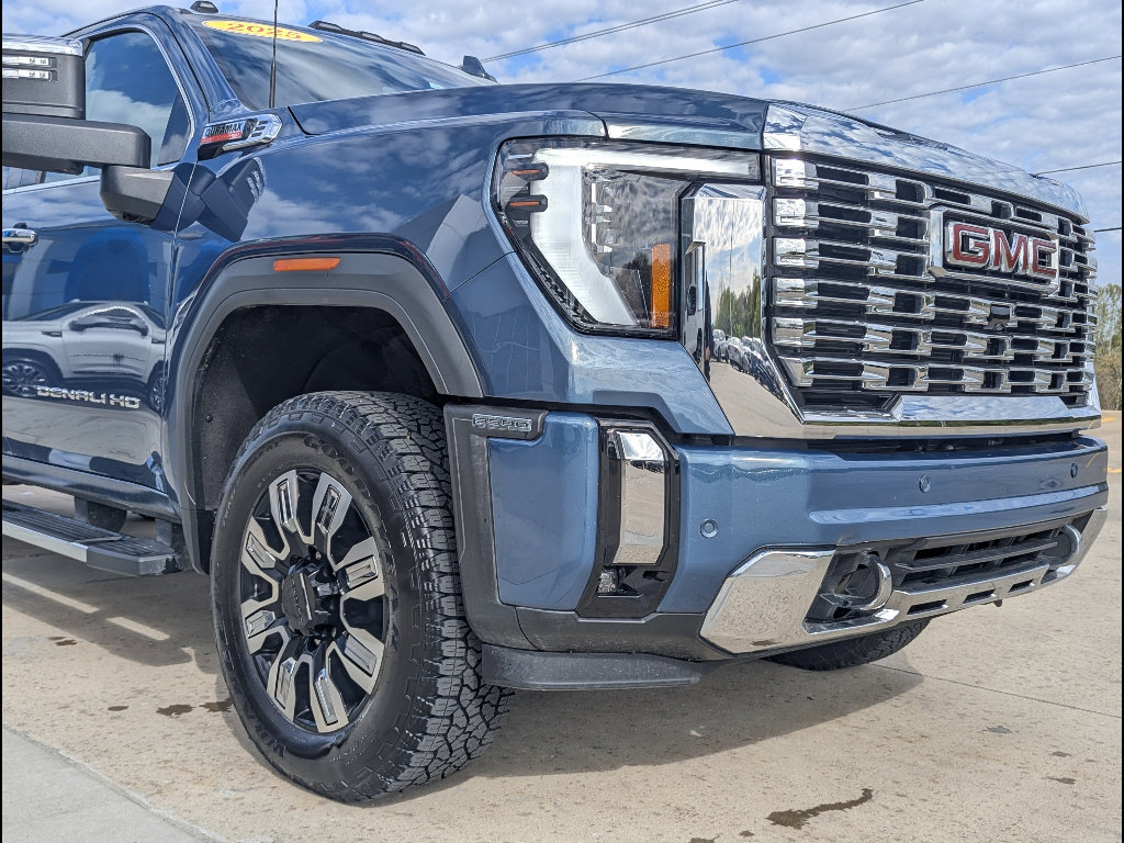 Used 2025 GMC Sierra 3500 Denali w/ Denali Reserve Package image 13