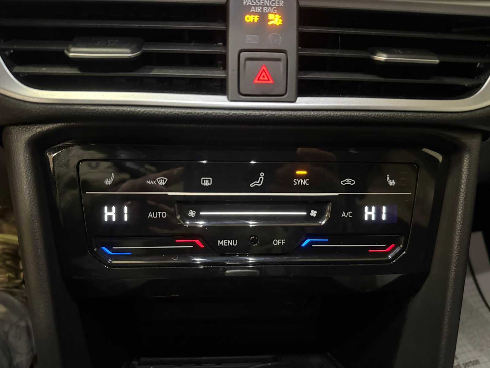 Certified 2025 Volkswagen Taos SE w/ Panoramic Sunroof Package image 33