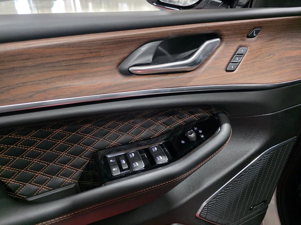 Used 2024 Jeep Grand Cherokee L Summit w/ Luxury Tech Group V image 12