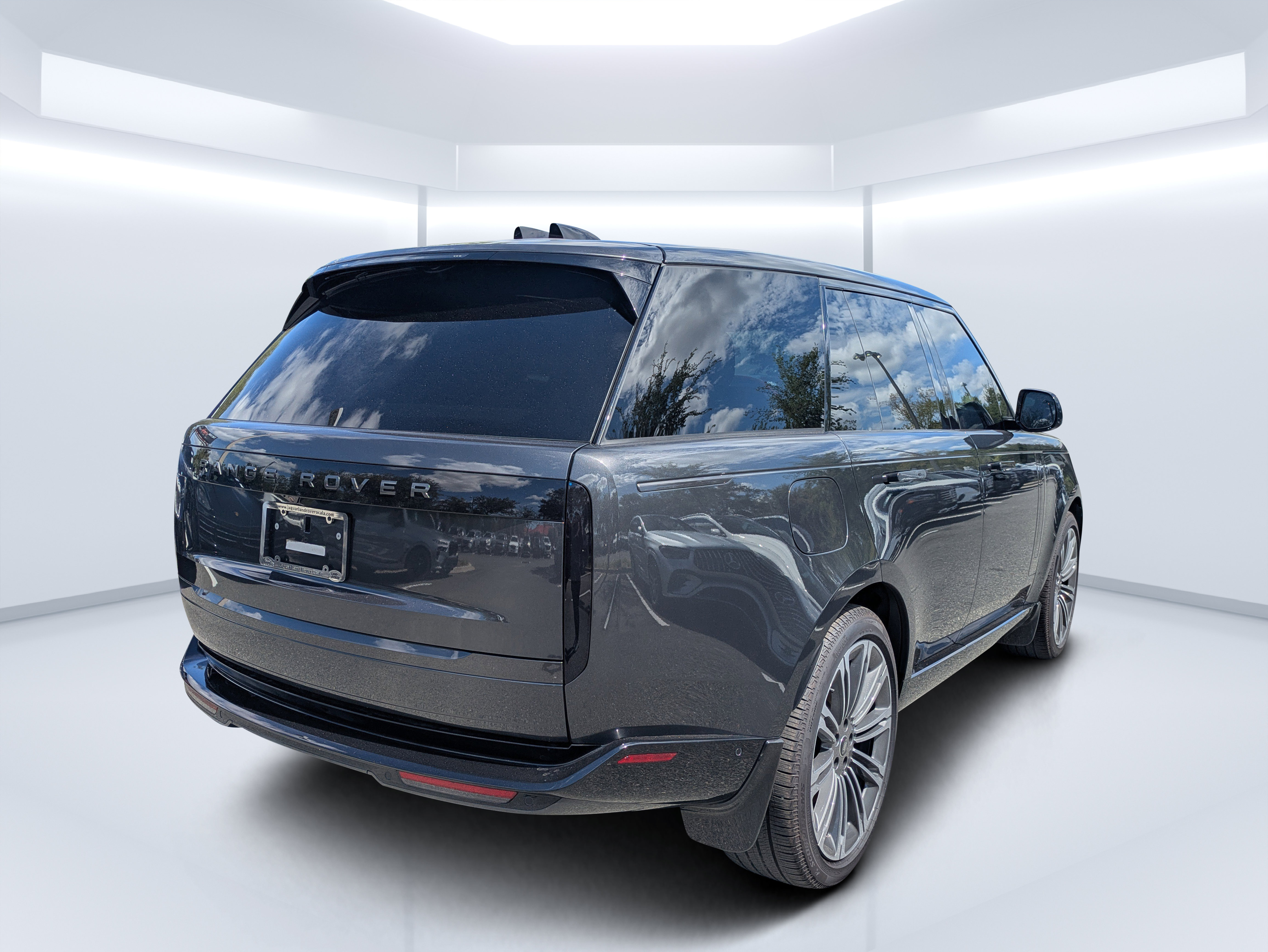 Used 2025 Land Rover Range Rover SE AWD/4WD image 3
