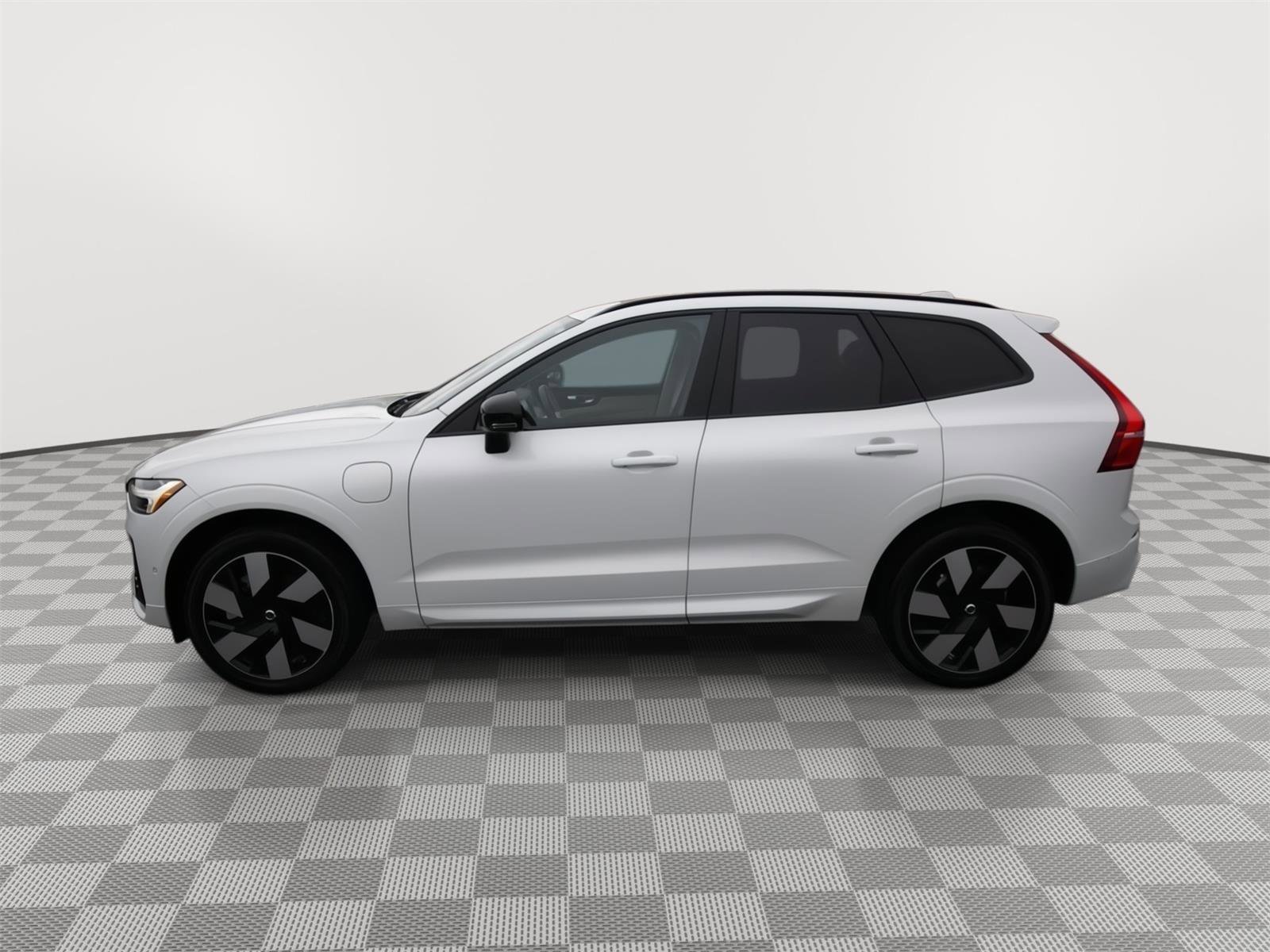 Used 2024 Volvo XC60 T8 Plus w/ Climate Package AWD/4WD image 8