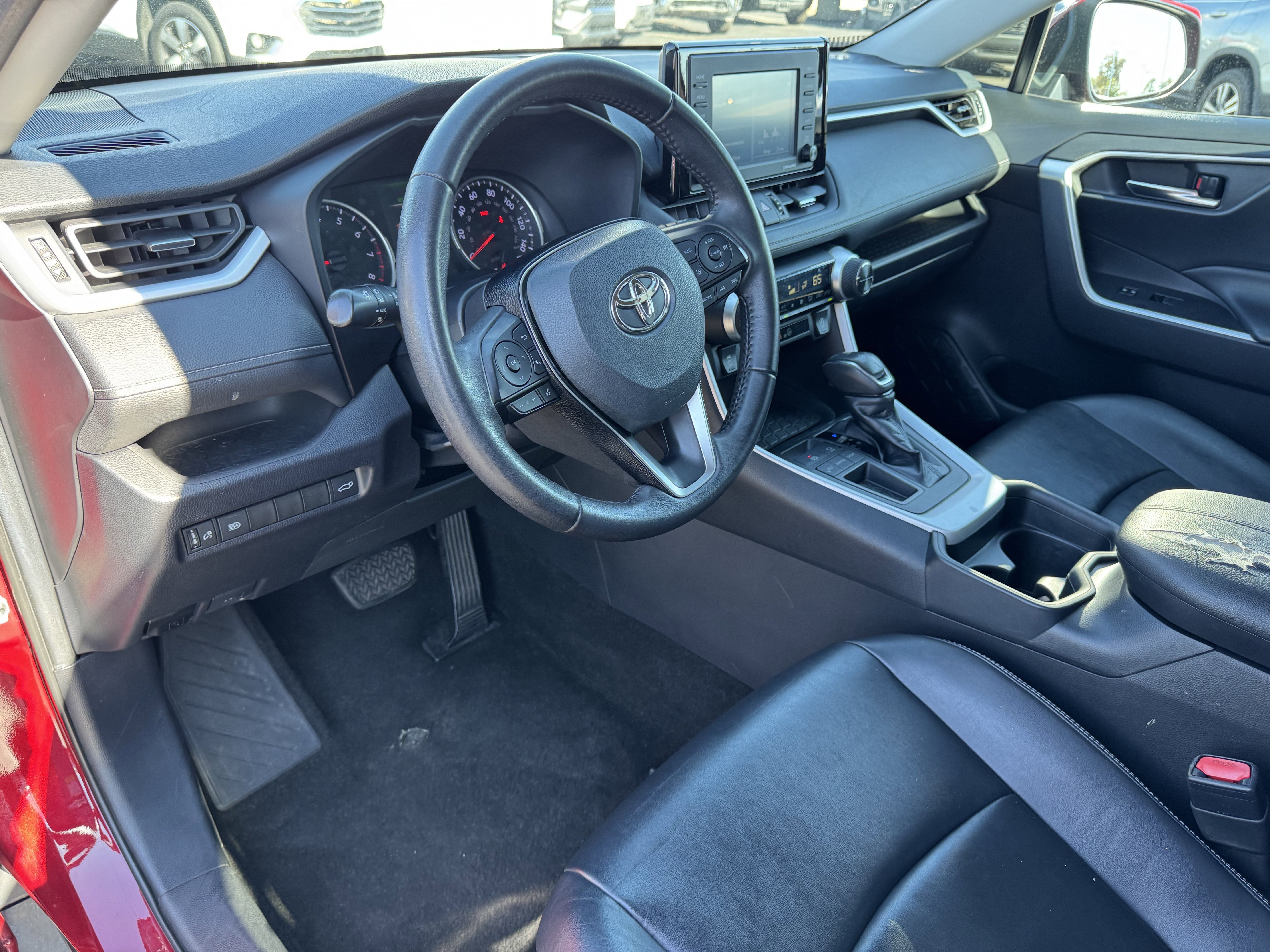 Used 2020 Toyota RAV4 XLE Premium image 28