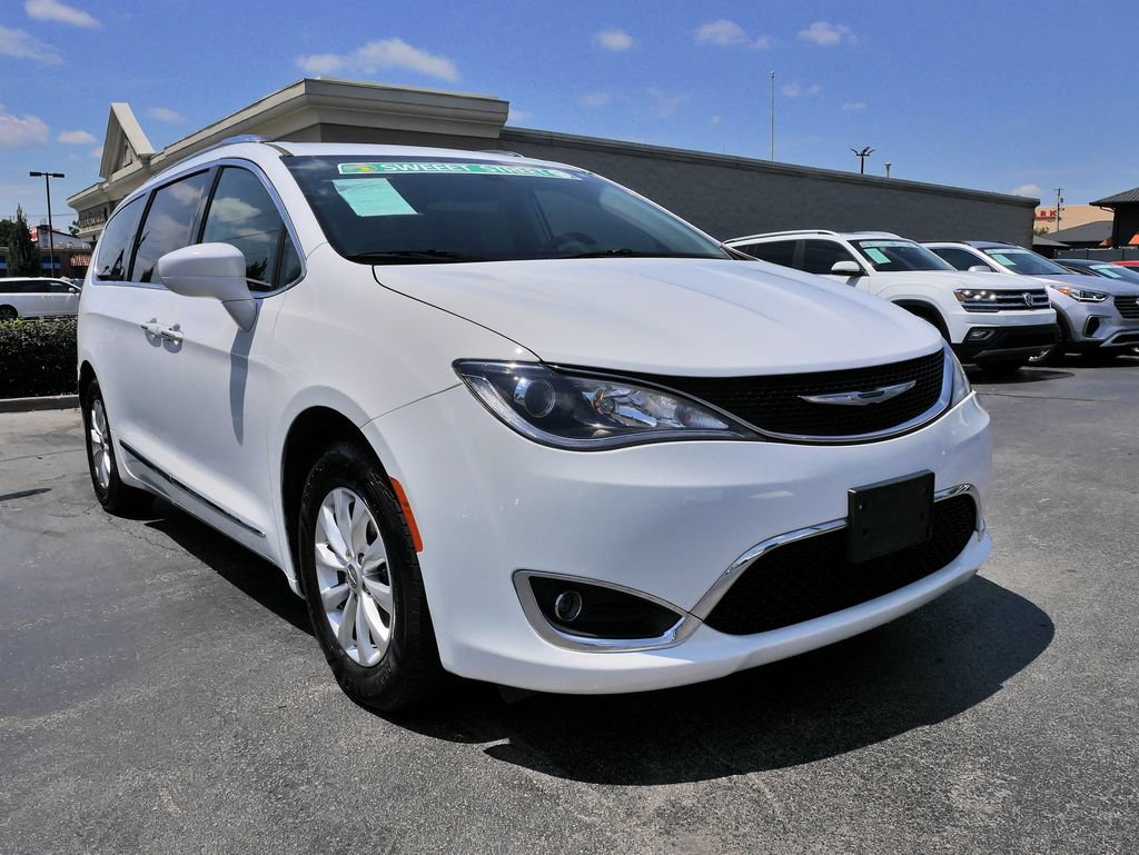 Used 2019 Chrysler Pacifica Touring-L FWD image 2