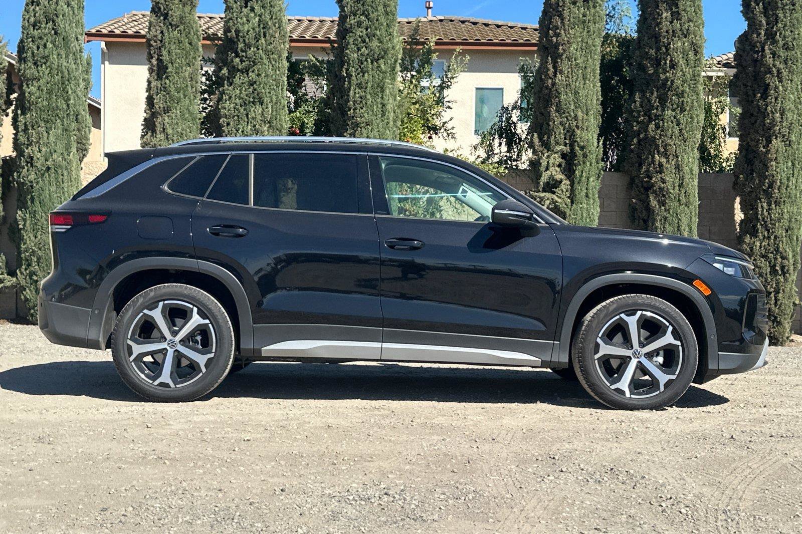 New 2026 Volkswagen Tiguan SE FWD image 3