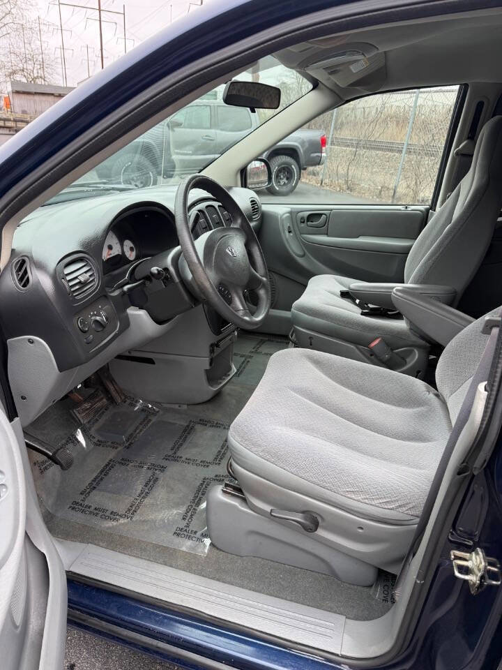 Used 2005 Dodge Caravan SXT image 10