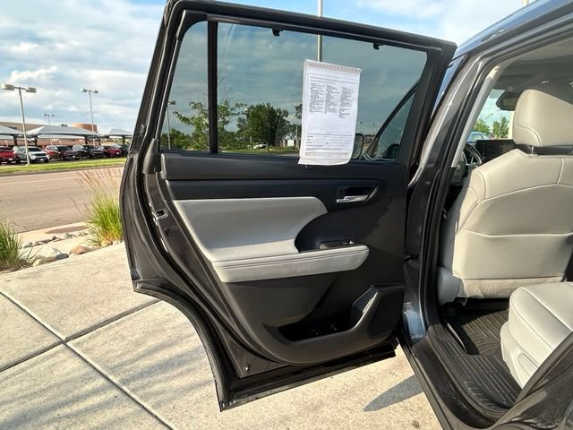 Used 2020 Toyota Highlander XLE AWD/4WD image 27