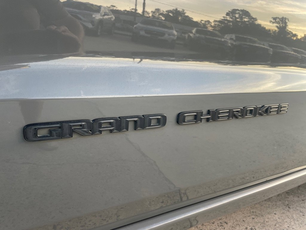 Used 2020 Jeep Grand Cherokee Altitude image 12