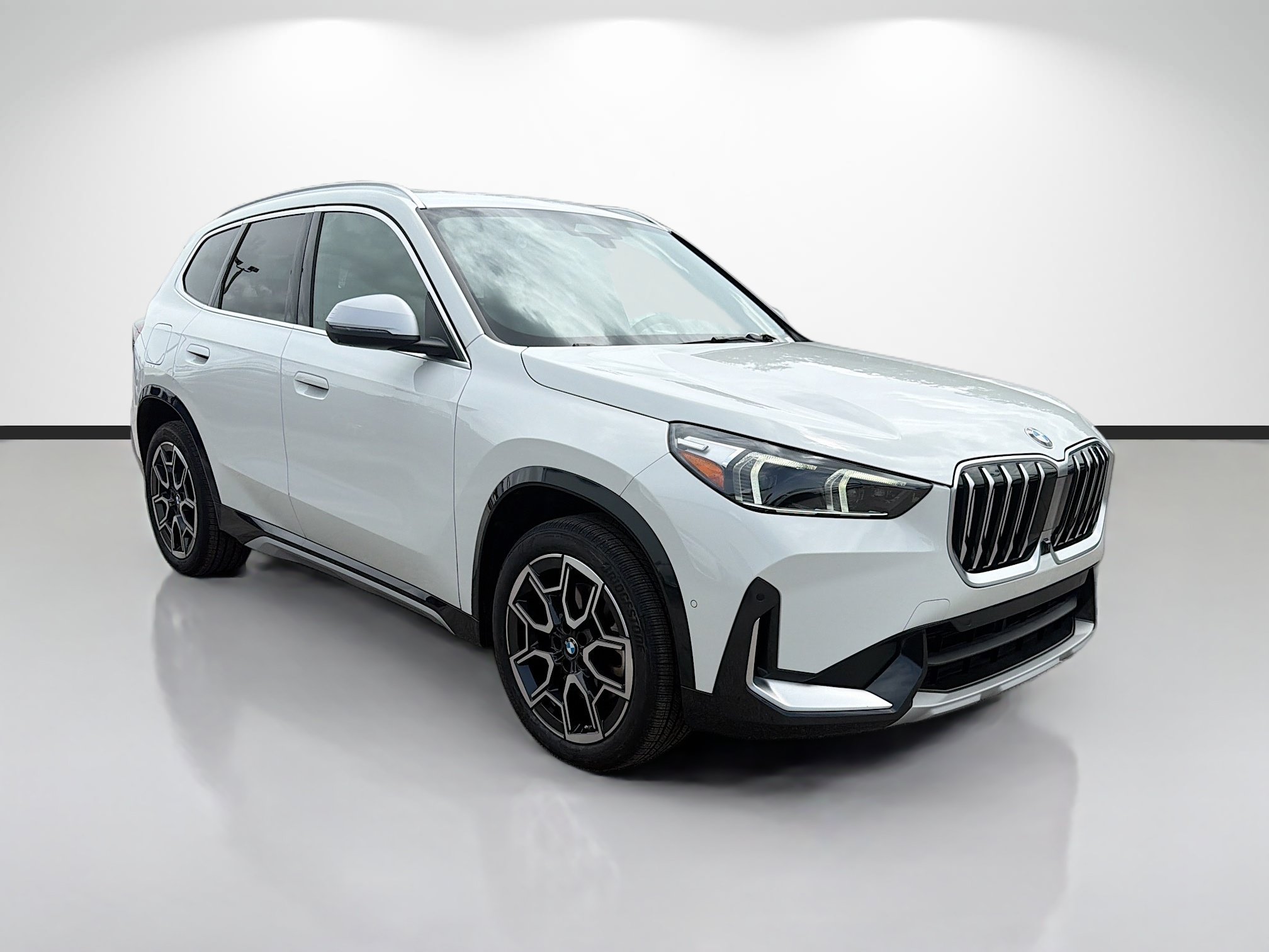 Used 2024 BMW X1 xDrive28i w/ Technology Package AWD/4WD image 3