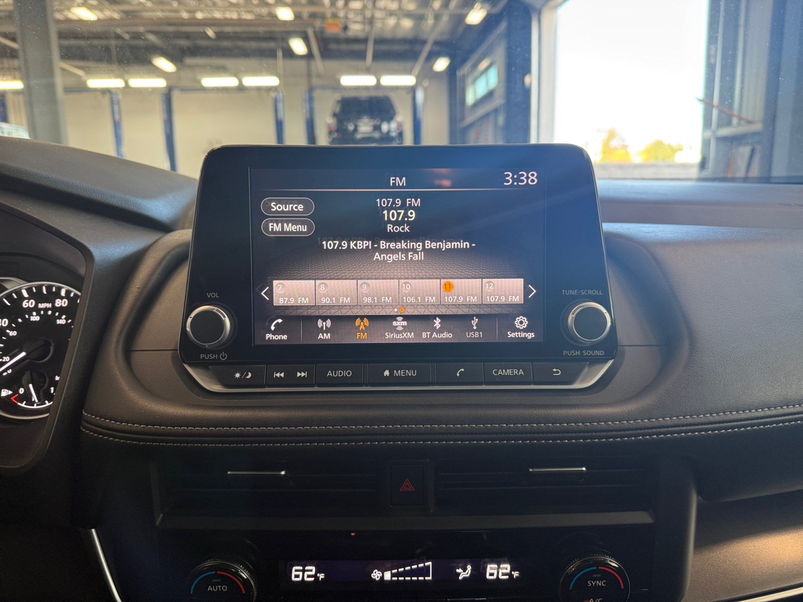 Used 2025 Nissan Rogue SV AWD/4WD image 22