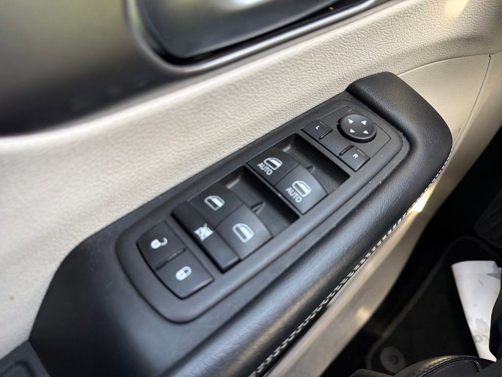 Used 2023 Chrysler Pacifica Touring-L image 23