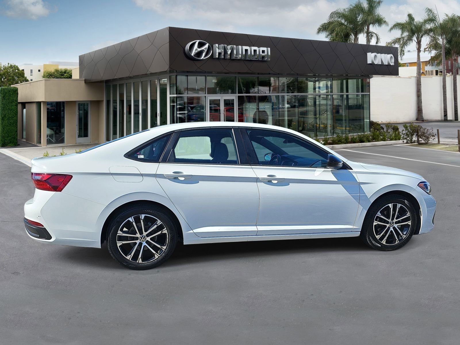 Used 2022 Volkswagen Jetta Sport FWD image 2