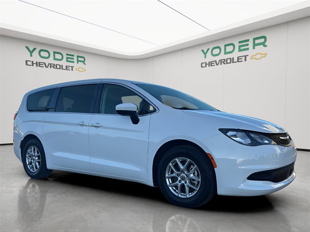 Used 2022 Chrysler Voyager LX image 3