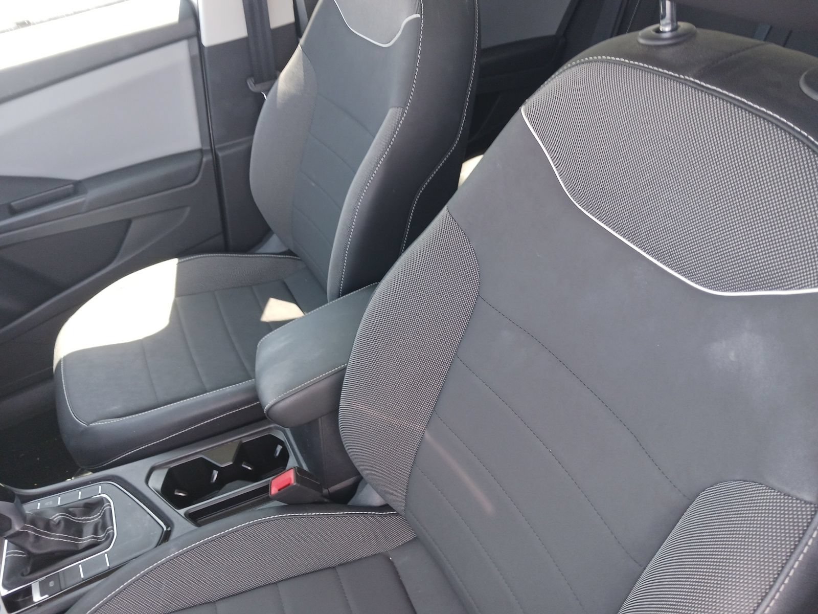 Used 2023 Volkswagen Taos SE w/ Panoramic Sunroof Package FWD image 5