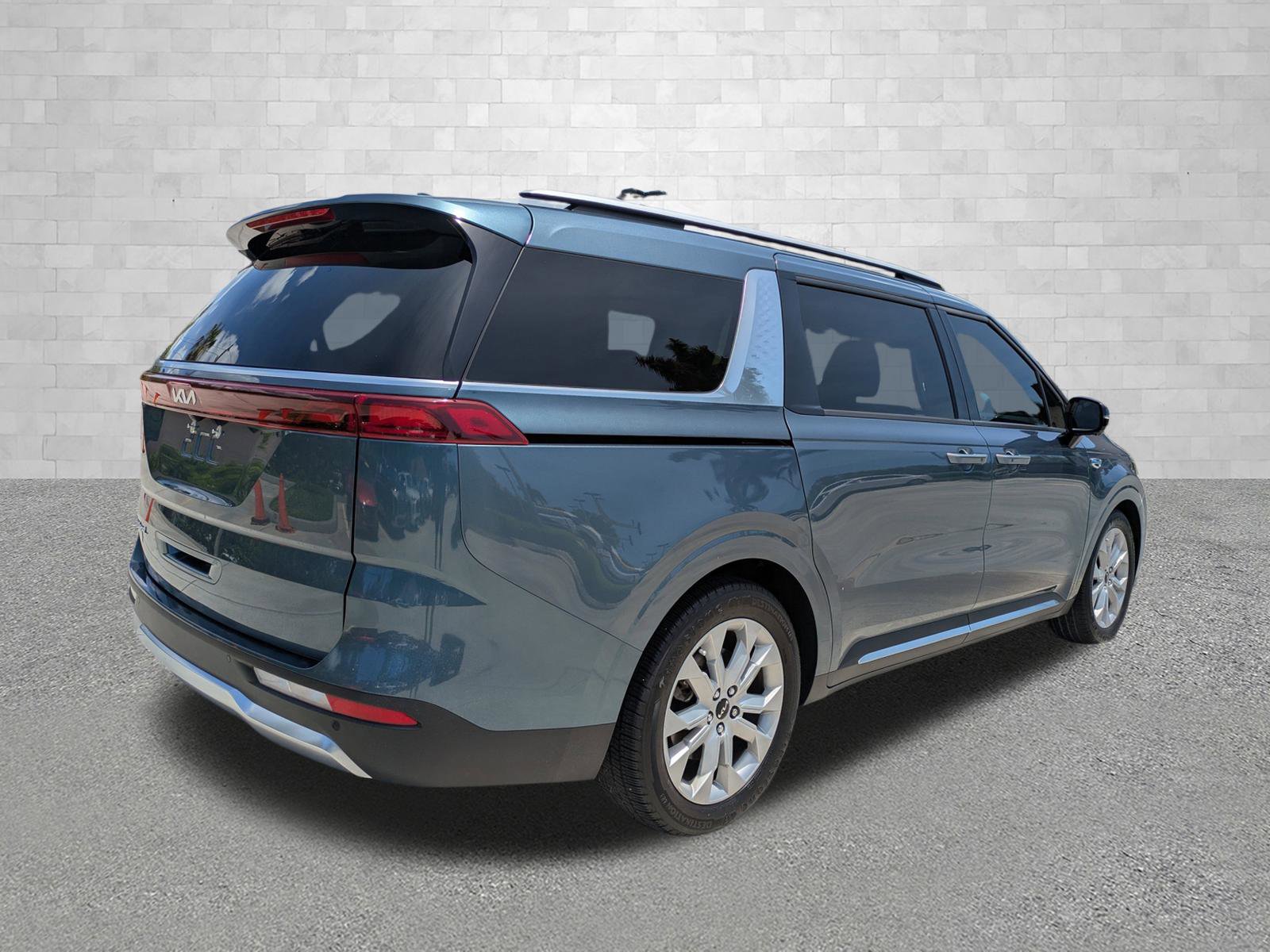 Used 2022 Kia Carnival SX FWD image 2