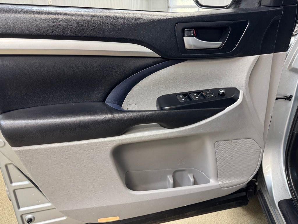 Used 2019 Toyota Highlander XLE FWD image 8