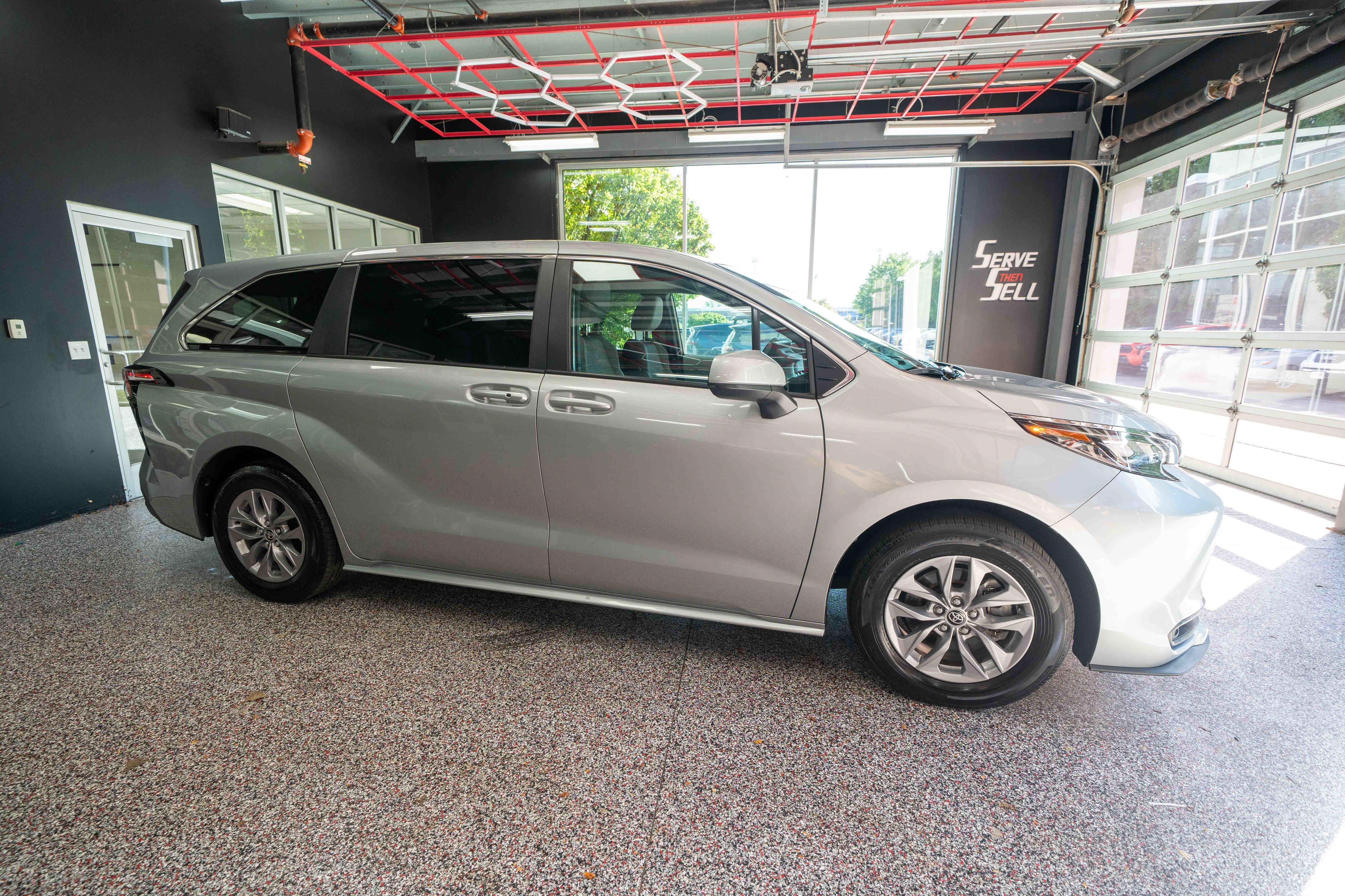 Used 2025 Toyota Sienna LE FWD image 5