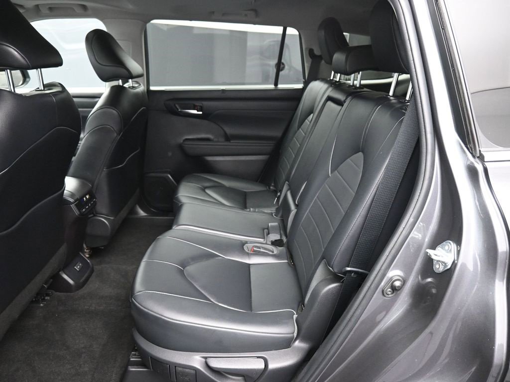 Certified 2023 Toyota Highlander XLE image 22