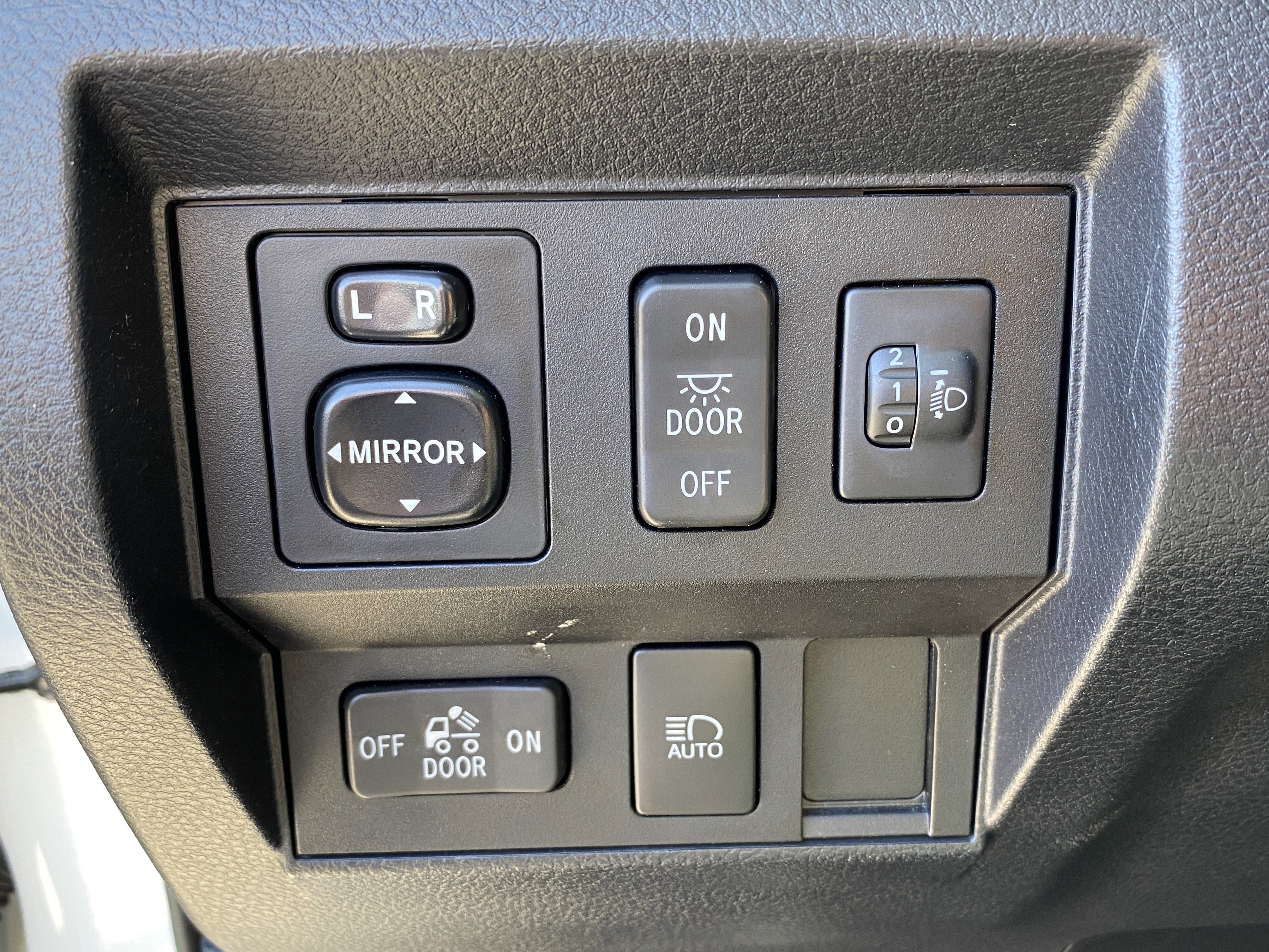 Used 2018 Toyota Tundra SR5 w/ SR5 Upgrade Package image 9