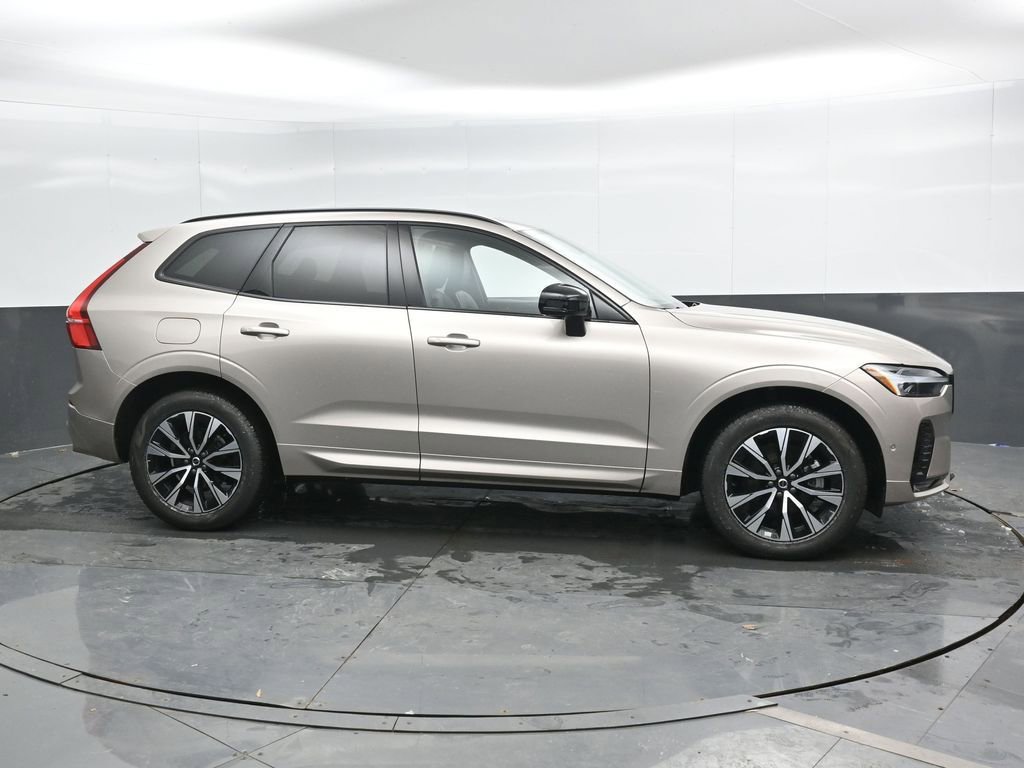 Used 2025 Volvo XC60 B5 Plus image 4