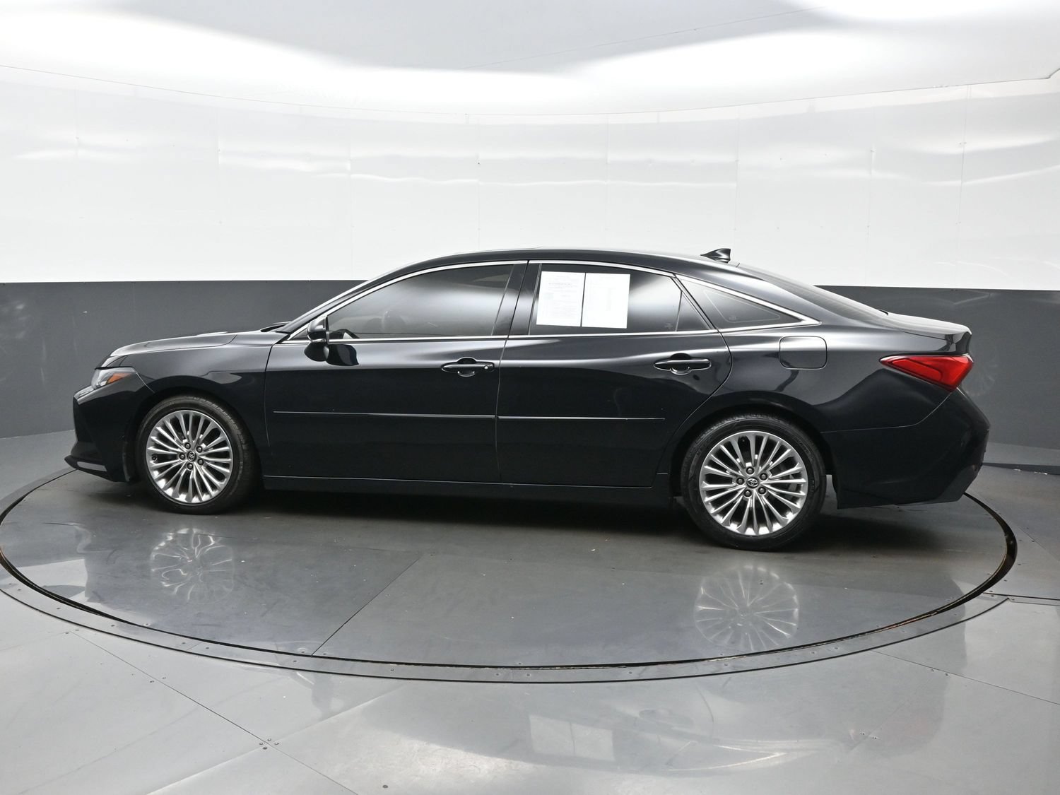 Used 2020 Toyota Avalon Limited w/ Advanced Safety Package FWD image 3