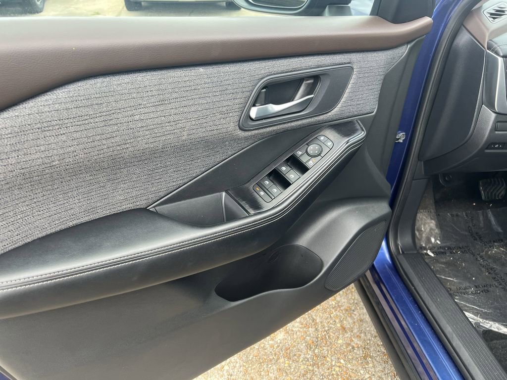 Used 2023 Nissan Rogue SV image 14