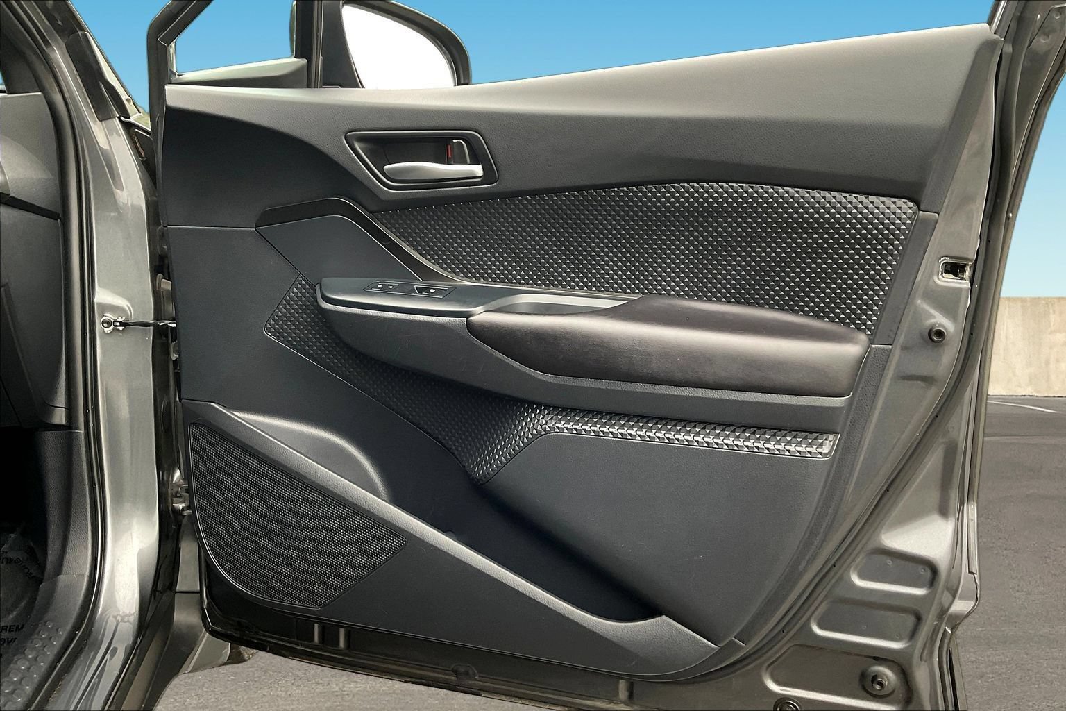 Used 2019 Toyota C-HR LE FWD image 26