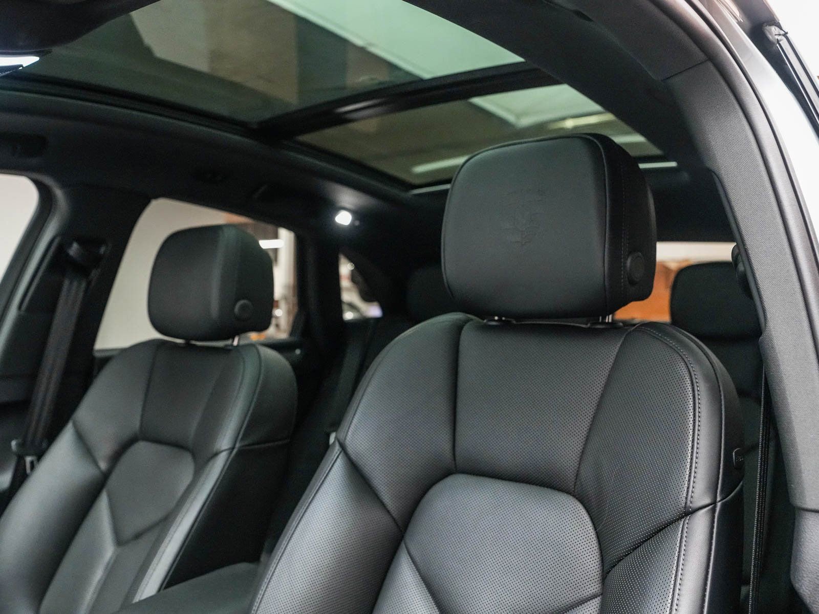 Certified 2025 Porsche Macan image 5