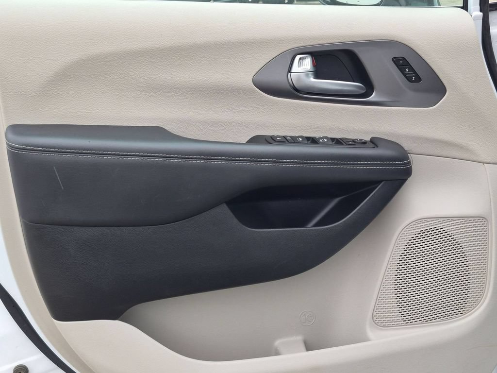 Used 2024 Chrysler Pacifica Touring-L FWD image 15
