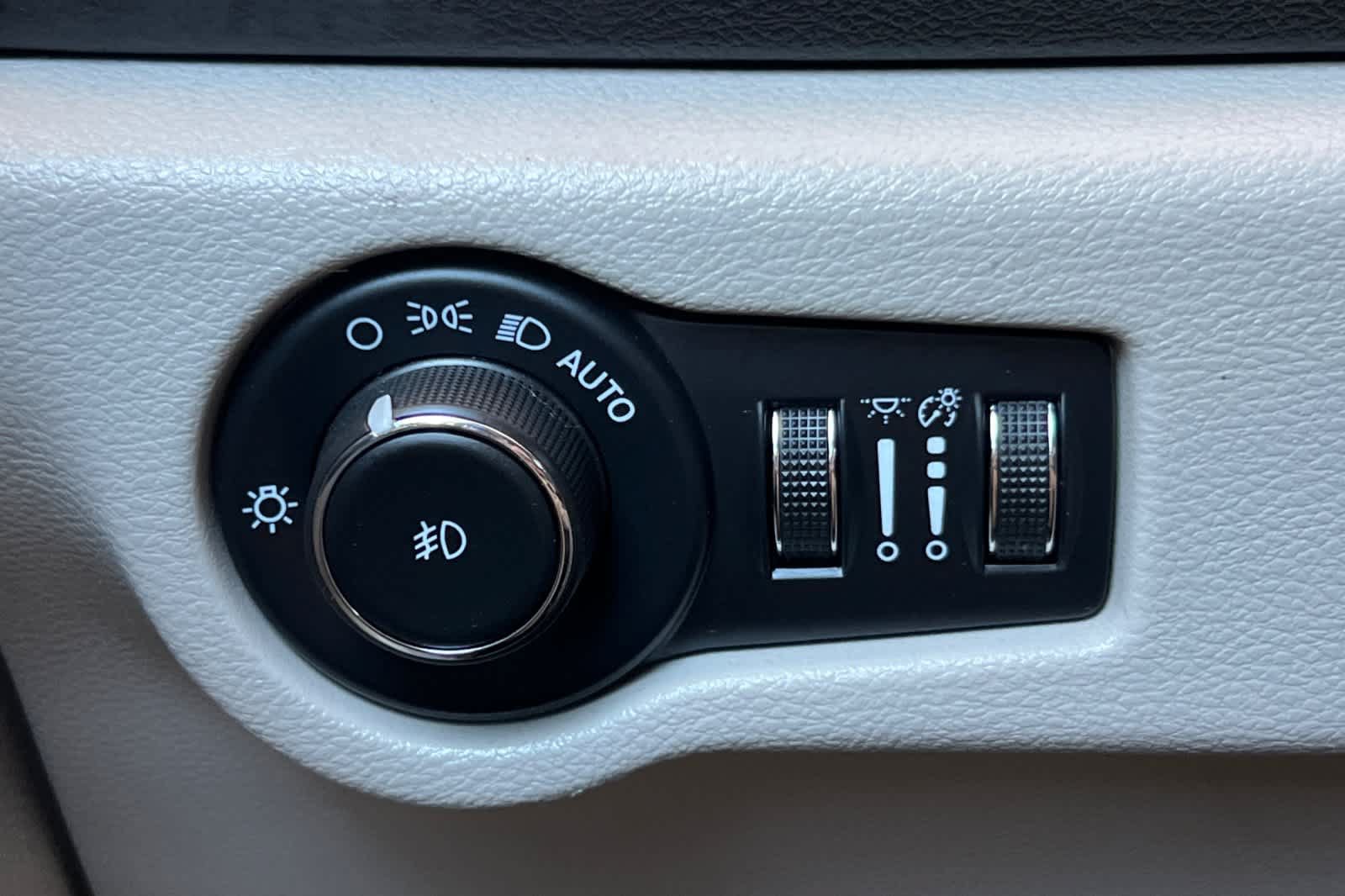 Used 2024 Chrysler Pacifica Touring-L FWD image 31