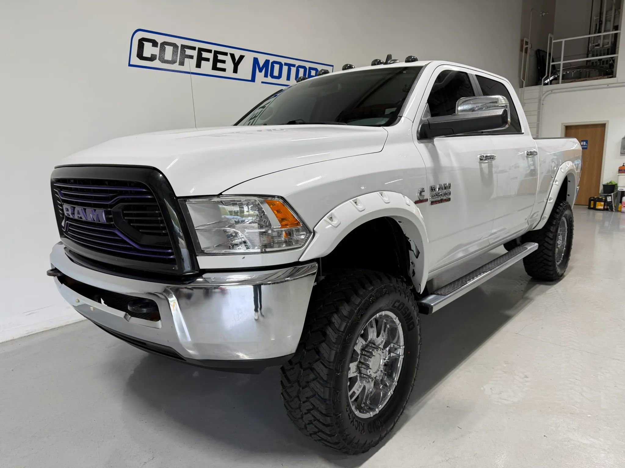 Used 2017 RAM 2500 SLT AWD/4WD image 2