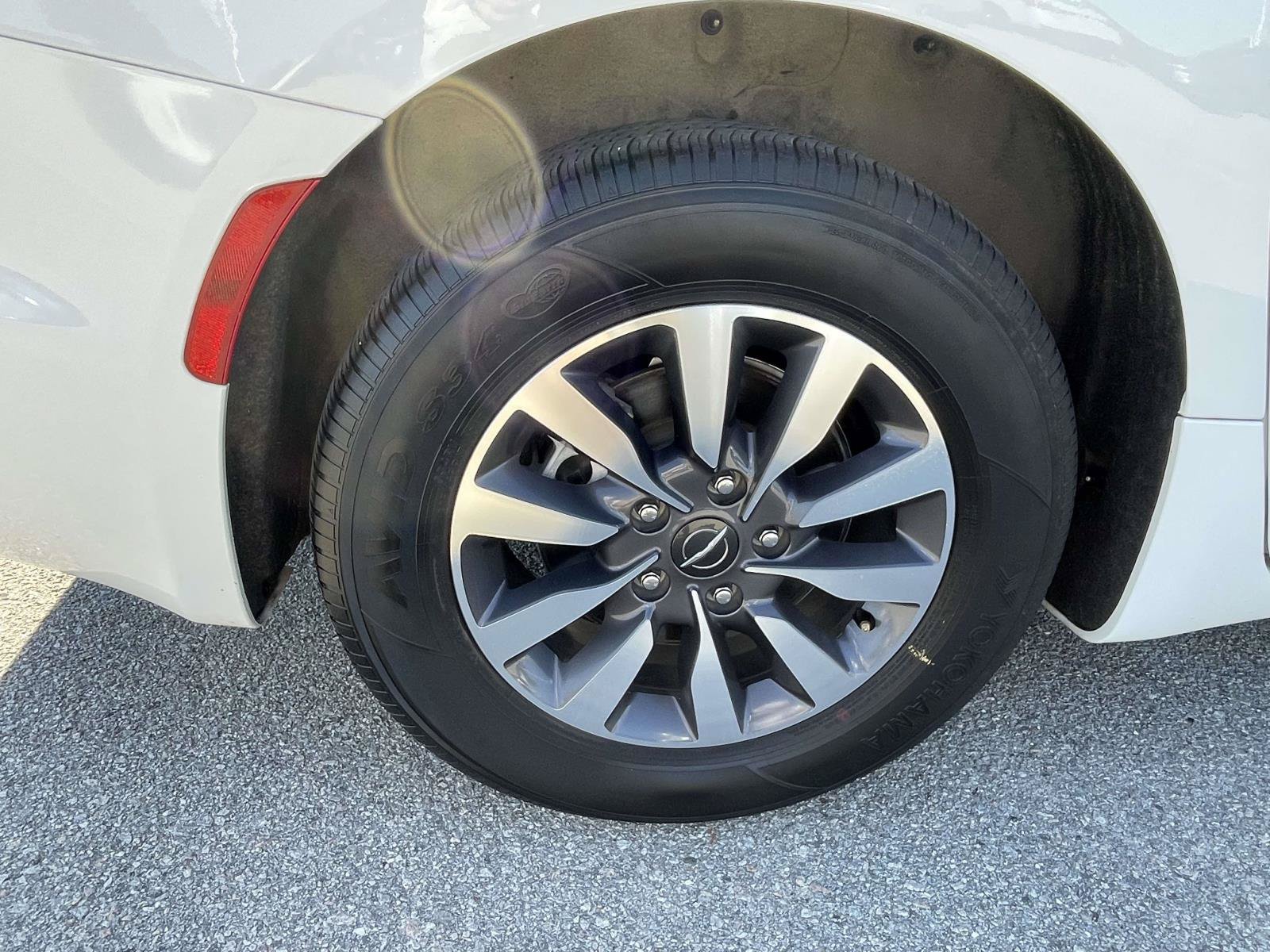 Used 2023 Chrysler Pacifica Touring-L FWD image 7
